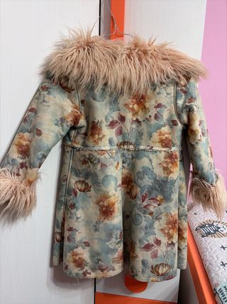 Abrigo floral con pelo