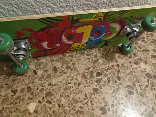 Patinete con diseño colorido