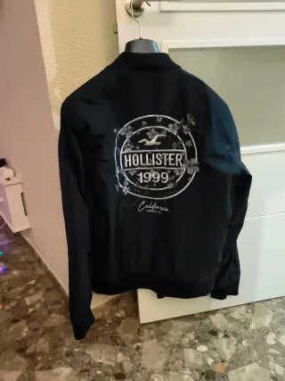 Chaqueta Hollister Azul Marino Chico dibujo detrás