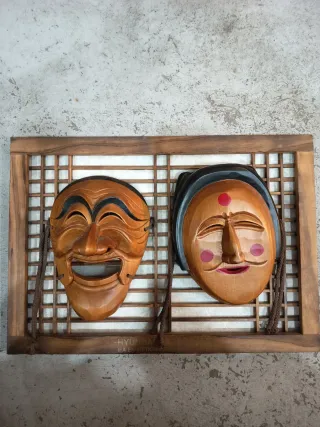 Cuadro de máscaras de madera