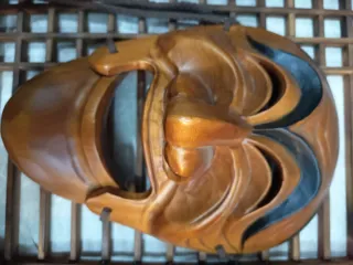 Cuadro de máscaras de madera