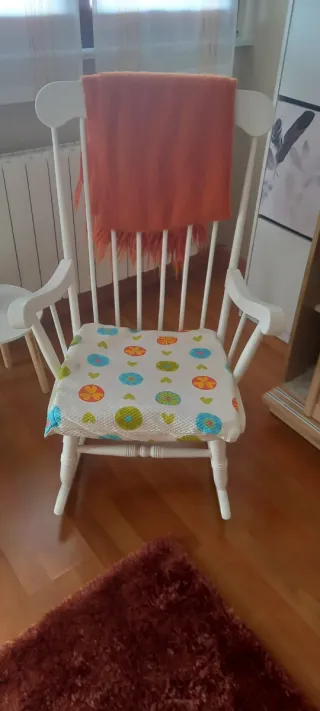 Mecedora de madera con cojín