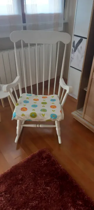 Mecedora de madera con cojín