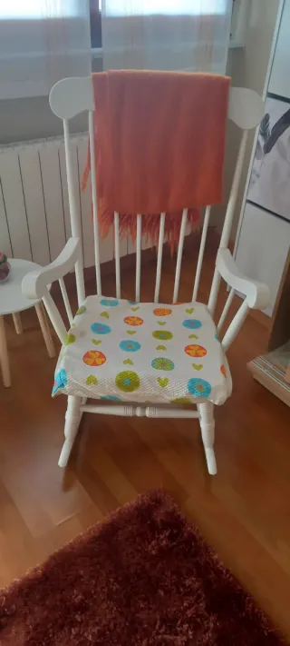 Mecedora de madera con cojín