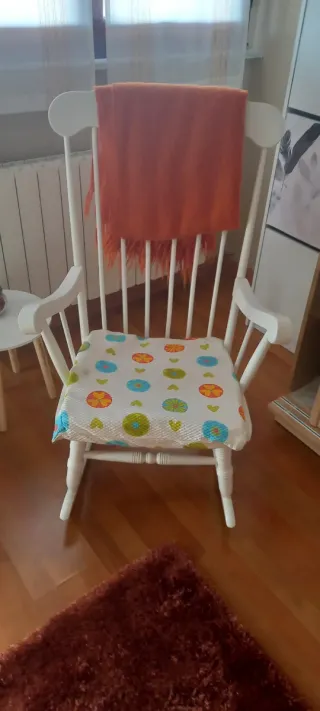 Mecedora de madera con cojín