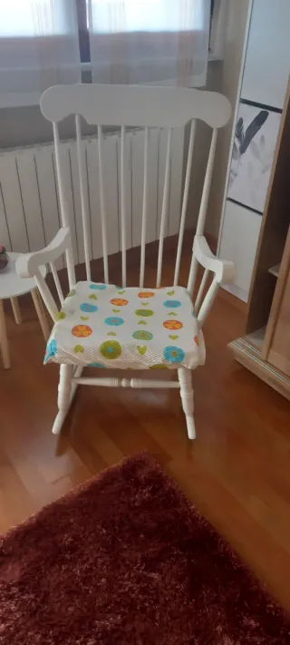 Mecedora de madera con cojín