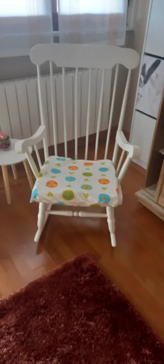 Mecedora de madera con cojín