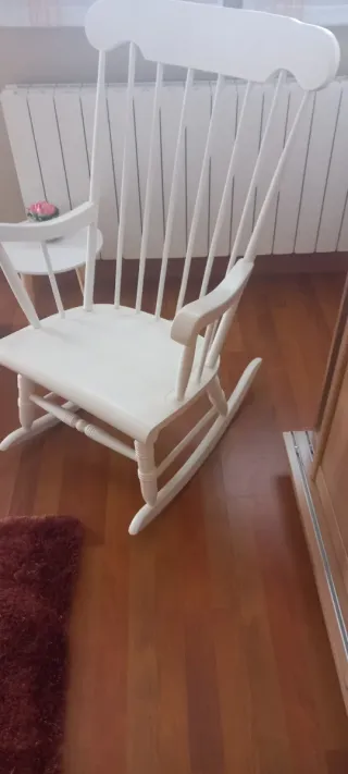 Mecedora de madera con cojín