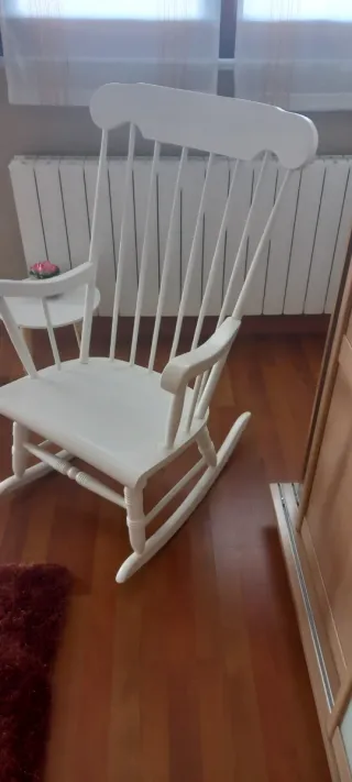 Mecedora de madera con cojín