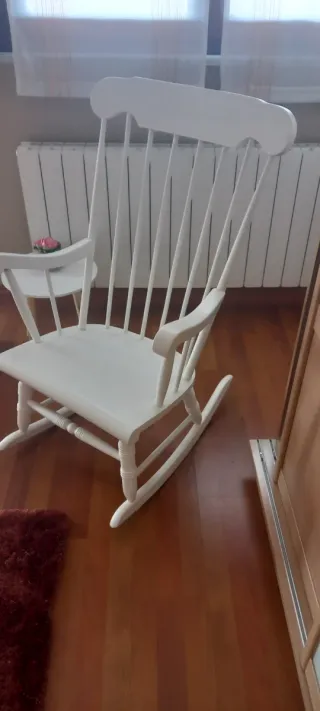 Mecedora de madera con cojín