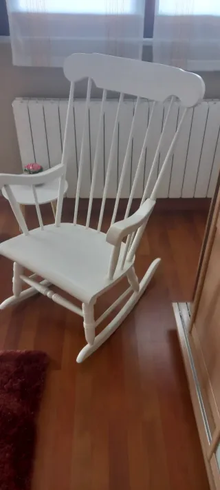 Mecedora de madera con cojín