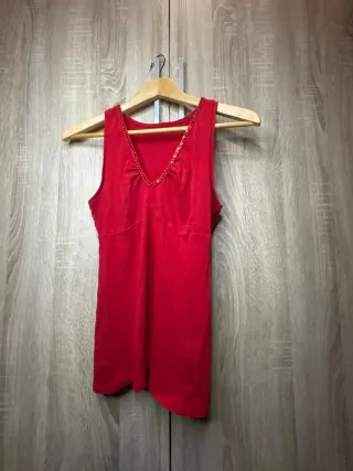 Blusa roja con detalles
