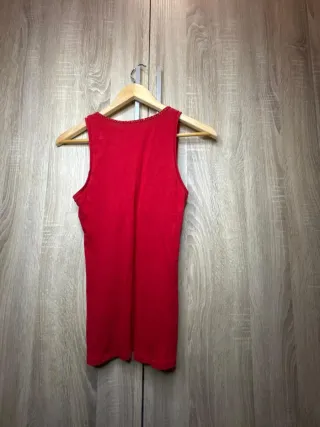 Blusa roja con detalles