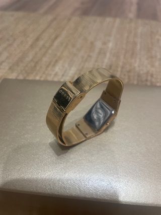 Reloj Guess Dorado Rectangular