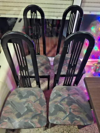 Mesa de comedor extensible y 4 sillas de madera