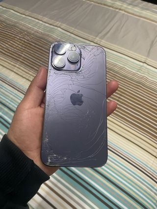 iPhone 14 Pro Max con schermo e cover posteriore danneggiati