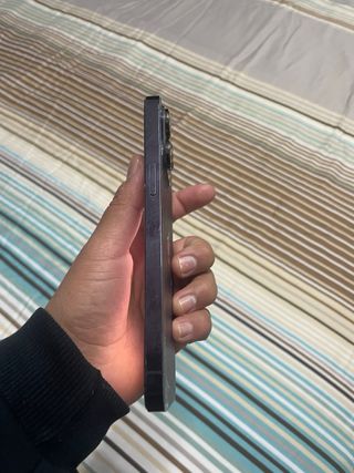 iPhone 14 Pro Max con schermo e cover posteriore danneggiati