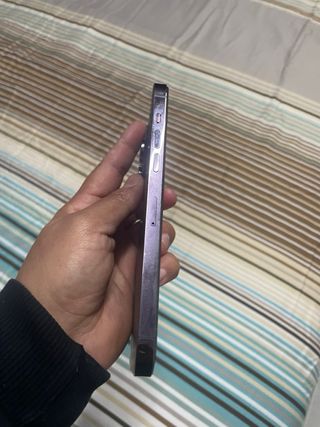 iPhone 14 Pro Max con schermo e cover posteriore danneggiati