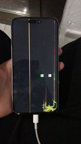 iPhone 14 Pro Max con schermo e cover posteriore danneggiati