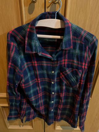 Camisa de cuadros azul y roja