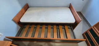 Habitación juvenil: armario, cama y escritorio