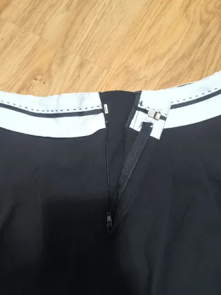 Minifalda negra con detalle blanco