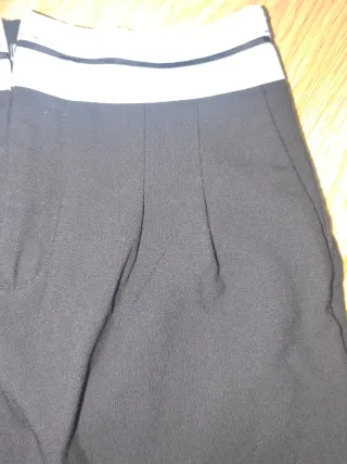 Minifalda negra con detalle blanco