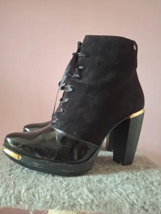 Botines negros con cordones y tacón