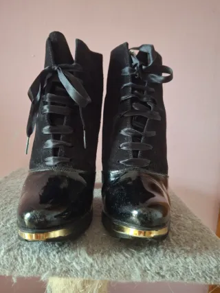 Botines negros con cordones y tacón