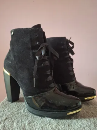 Botines negros con cordones y tacón