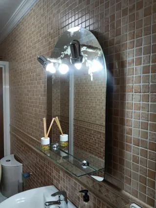 Specchio da bagno con ripiano e faretti