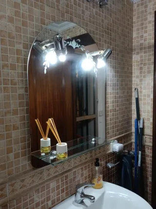 Specchio da bagno con ripiano e faretti