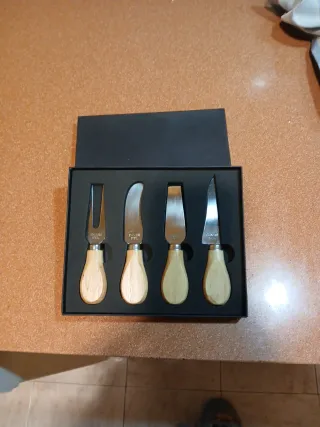 Set di 4 coltelli per formaggio in acciaio inox con manico in legno