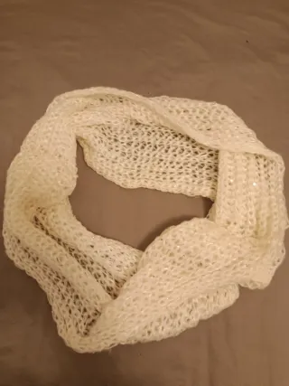 Bufanda blanca tejida con brillos