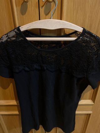 Blusa negra con encaje