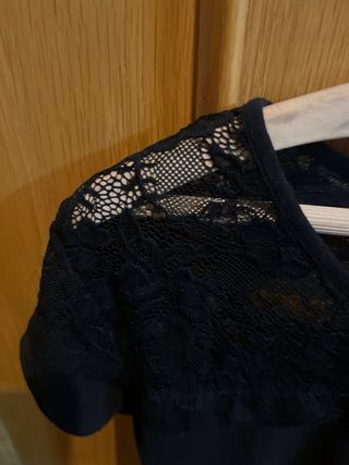 Blusa negra con encaje