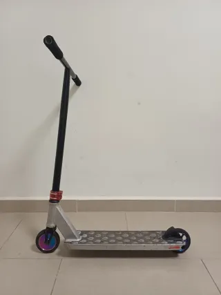 Patinete de trucos plateado