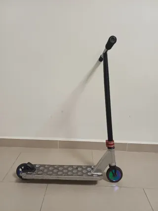 Patinete de trucos plateado