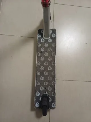 Patinete de trucos plateado