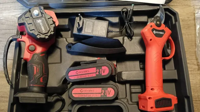 Mini motosierra y tijeras eléctricas.Cuesta 140€