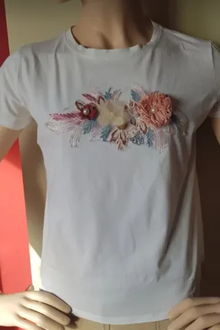 Camiseta blanca con flores bordadas
