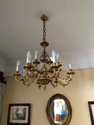 Lámpara de araña dorada estilo clásico