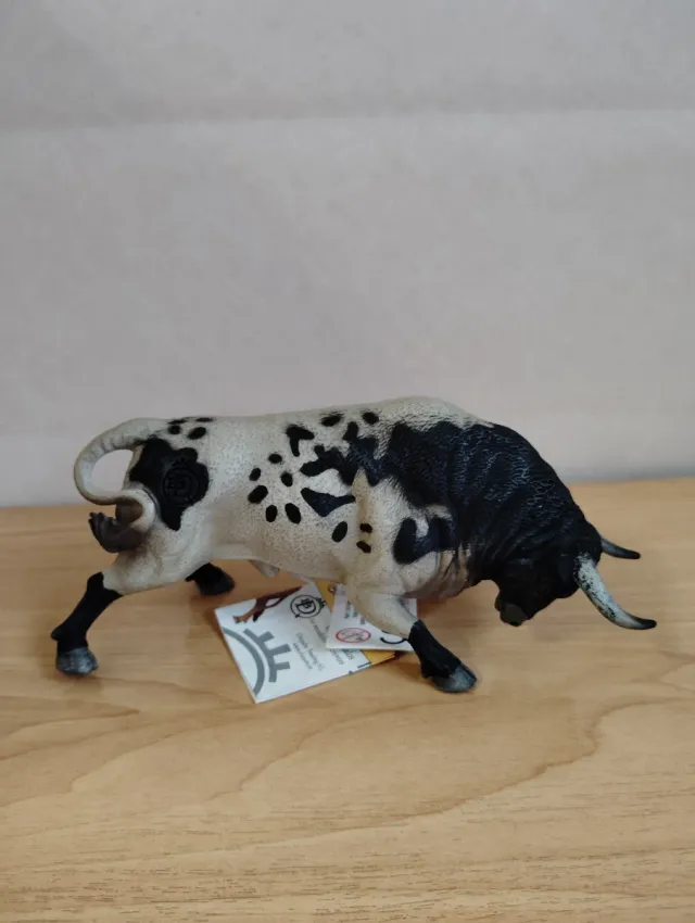 Toro Bravo Berrendo. DQB Embistiendo.