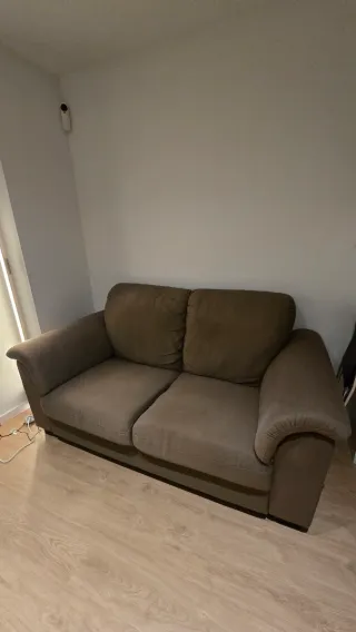 Sofá de 2 plazas marrón cómodo