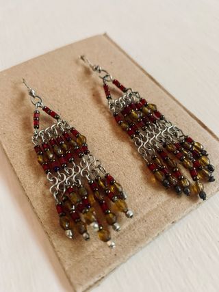 Pendientes largos abalorios dorados y rojos