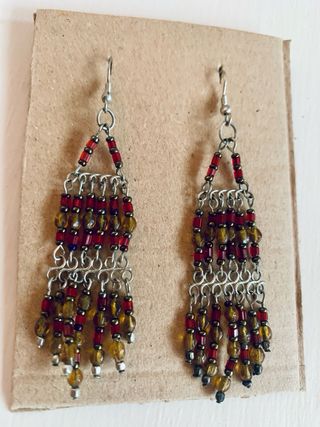 Pendientes largos abalorios dorados y rojos