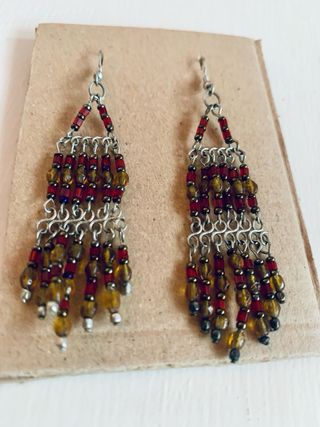 Pendientes largos abalorios dorados y rojos