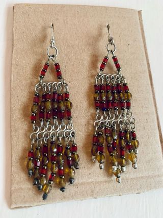 Pendientes largos abalorios dorados y rojos