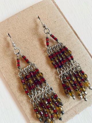 Pendientes largos abalorios dorados y rojos