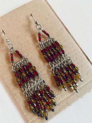 Pendientes largos abalorios dorados y rojos
